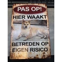 Metalen bord met Pas op hier waakt