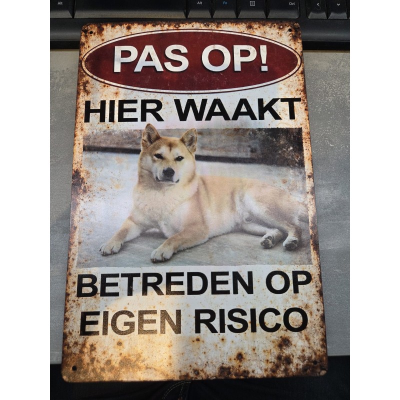 Metalen bord met Pas op hier waakt